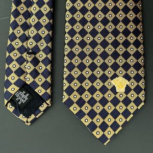 Versace Mens silk tie Excellent condition. Like new